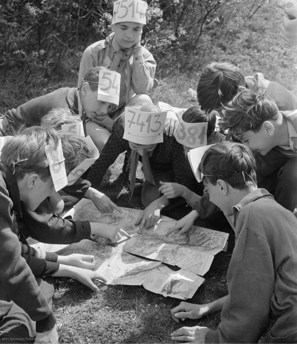 Budapest, 1962. április 30. A 2544. számú Rózsa Richárd úttörőcsapat tagjai taktikai megbeszélést tartanak a budai hegyvidék térképe felett a tavaszi kerületi számháború főpróbáján.