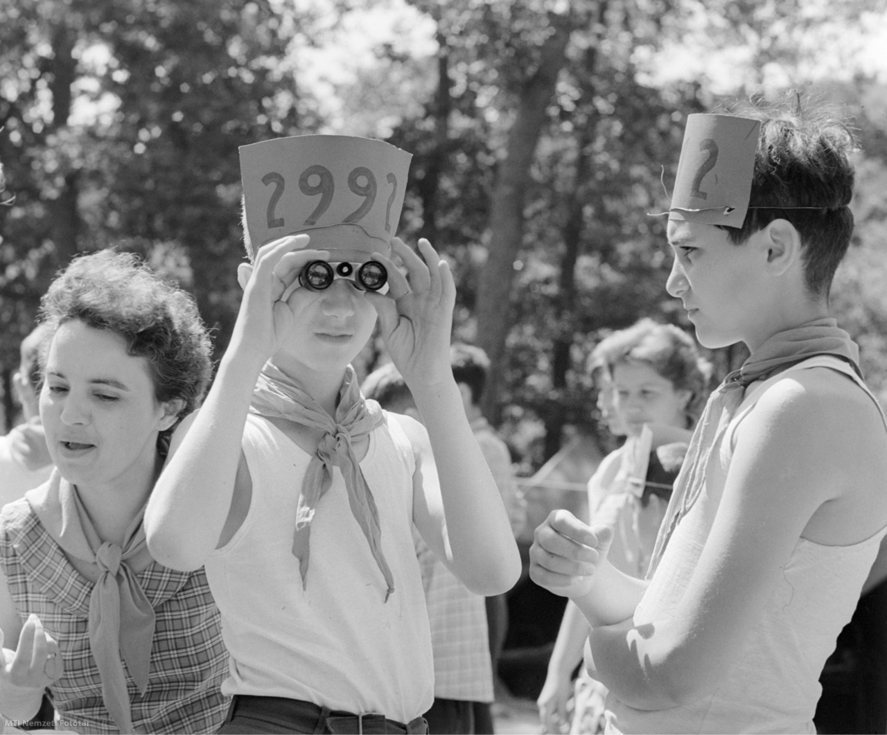 Noszvaj, 1962. július 26. A jászárokszállási úttörők számháború játékra készülnek a Noszvajhoz közeli síkfőkúti turistaháznál.