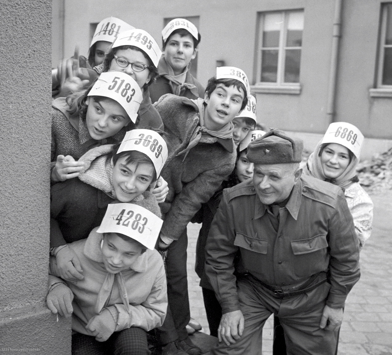Budapest, 1965. január 17. Az angyalföldi úttörők kerületük felszabadulásának 20. évfordulóján ünnepi akadályversenyt és számháborút rendeztek. A versenyen részt vettek a mátyásföldi szovjet kolónia pionírjai is.