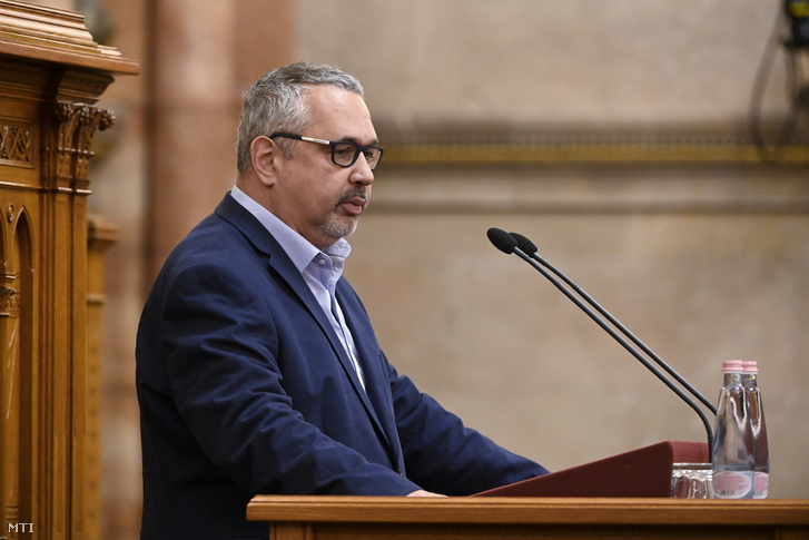 Arató Gergely a Demokratikus Koalíció vezérszónoka felszólal az alaptörvény tizedik módosítását célzó javaslat vitáján az Országgyűlés plenáris ülésén 2022. május 10-én