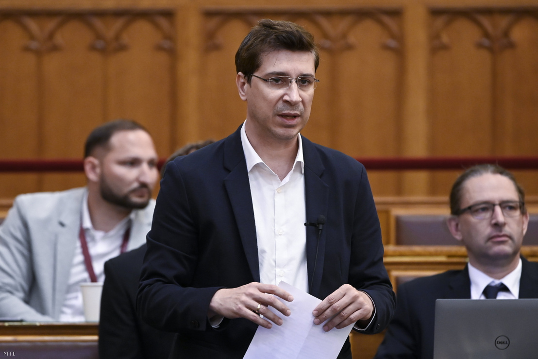 Lukács László György a Jobbik vezérszónoka felszólal az alaptörvény tizedik módosítását célzó javaslat vitáján az Országgyűlés plenáris ülésén 2022. május 10-én