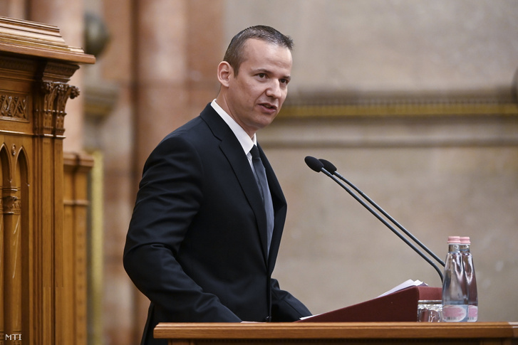 Toroczkai László, a Mi Hazánk vezérszónoka felszólal az Alaptörvény tizedik módosítását célzó javaslat vitáján az Országgyűlés plenáris ülésén 2022. május 10-én