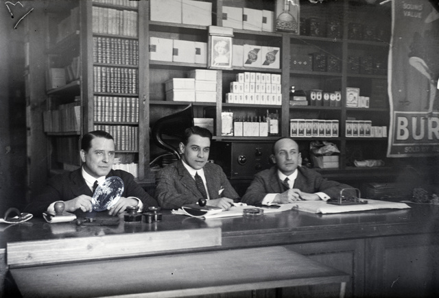 A Színházi Élet körúti üzletében Kompóthy Gyula színművész, Szilágyi László író és Sziklay József színművész autogramot adnak 1926-ban