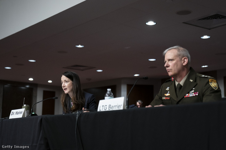 Avril Haines (B) és Scott Berrier altábornagy a Szenátus Fegyveres Szolgálati Bizottságának meghallgatásán Washingtonban, 2022. május 10-én