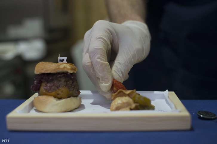 Minihamburger készül a Gourmet Fesztiválon Budapesten, a Millenáris Parkban 2015. május 21-én