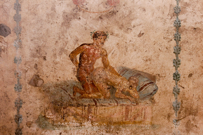 Ezt a freskót a Lupanar bordélyházban találták. A városban számos kifejezetten erotikus célzatú ábrázolást találtak, amelyek arról árulkodnak, hogy az ókori város lakói számára a szex nem csupán a szaporodás eszköze volt, hanem a gyönyör, az élvezet fontos forrása is.