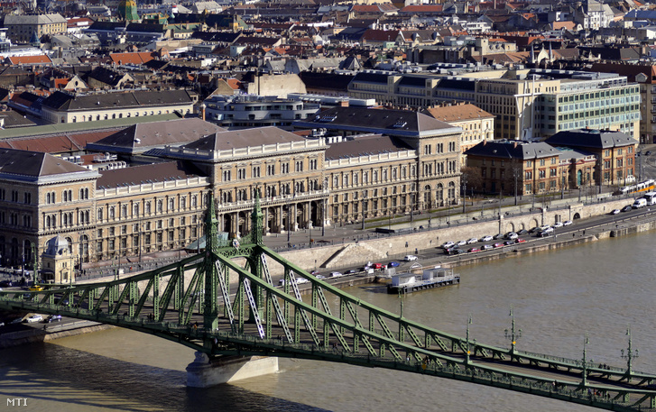 A Budapesti Corvinus Egyetem három épülete és a Duna fölött átívelő Szabadság híd