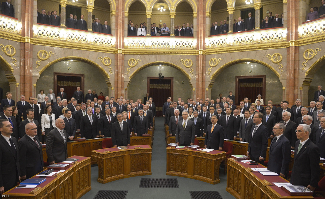 A Himnuszt éneklik az Országgyűlés alakuló ülésén a Parlamentben 2014. május 6-án