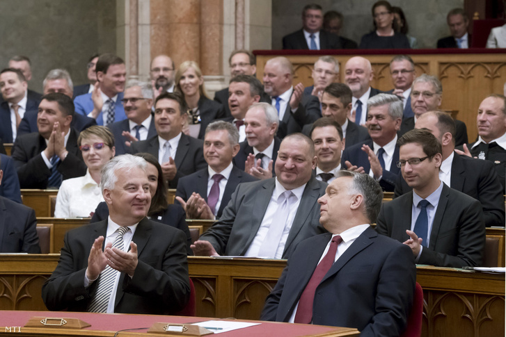 Orbán Viktor miniszterelnök, a Fidesz elnöke, az országgyűlési választásokon győztes Fidesz-KDNP pártszövetség miniszterelnök-jelöltje (első sor j) és Semjén Zsolt, a Kereszténydemokrata Néppárt elnöke, nemzetpolitikáért felelős miniszterelnök-helyettes (b) miután esküt tettek a képviselők az Országgyűlés alakuló ülésén 2018. május 8-án