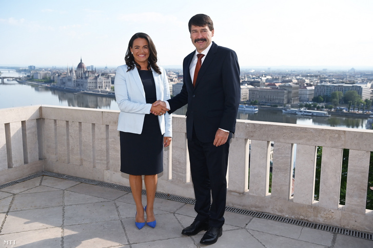 Áder János leköszönő államfő fogadja Novák Katalin új köztársasági elnököt a Sándor-palota teraszán 2022. május 10-én