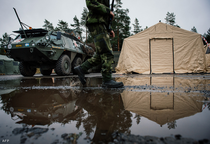A Svéd Fegyveres Erők egyik katonája Svédországban 2014. november 6-án