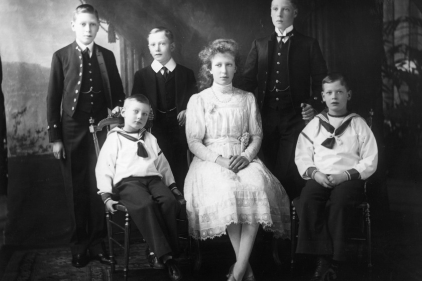 Ritka fotó, amin János együtt szerepel testvéreivel. A kép bal oldalán VI. György, II. Erzsébet királynő édesapja látható.