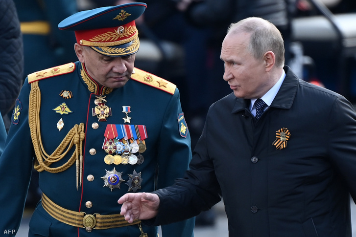 Vlagyimir Putyin orosz elnök és Szergej Sojgu védelmi miniszter a győzelem napi katonai parádén Moszkvában 2022. május 9-én