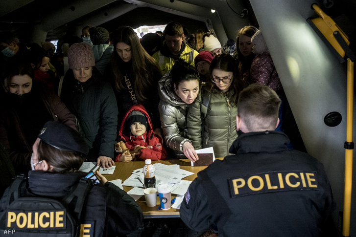 Ukrán menekültek tartózkodási engedélyért állnak sorban Prágában 2022. március 2-án