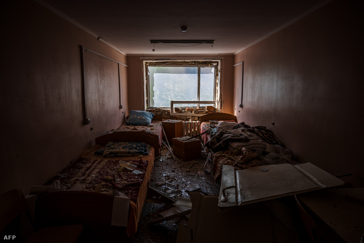 Egy megrongálódott kórház szobája a kelet-ukrajnai Zaporizzsja közelében lévő Orehov városában 2022. május 11-én