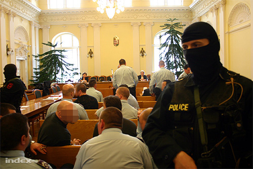 Tucatnyi kommandós vigyázta a rendet a kecskeméti maffiaper tárgyalásán 2006-ban