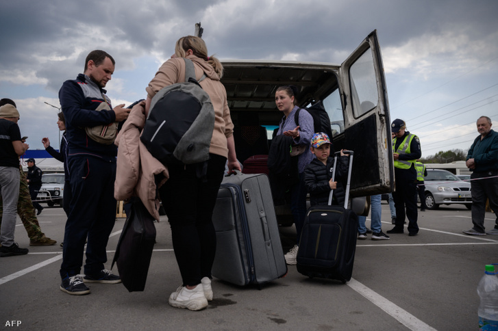Melitopolból érkező ukrán menekültek Zaporizzsjában Ukrajnában 2022. május 2-án