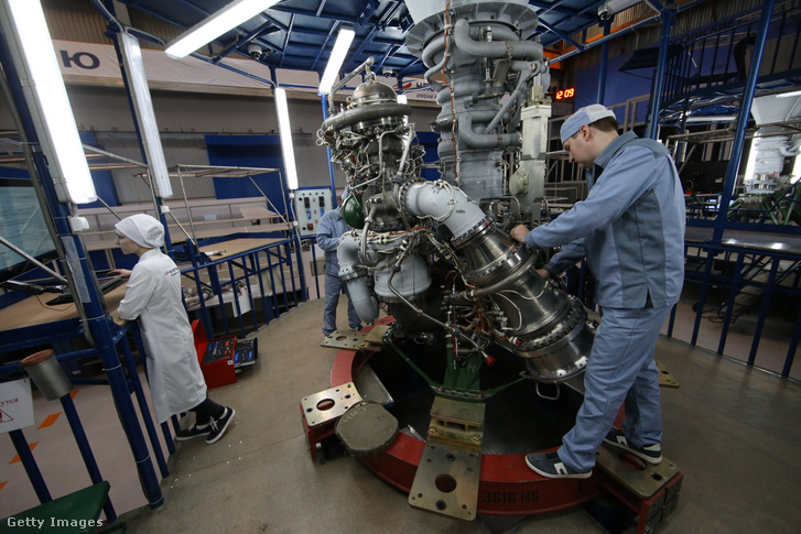 Orosz mérnökök dolgoznak egy rakétagyárban 2019. április 12-én Moszkvában, Oroszországban