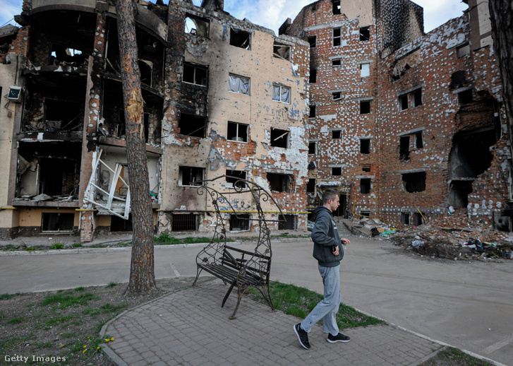 Egy lebombázott lakóépület Irpinyben, Oroszországban 2022. május 8-án