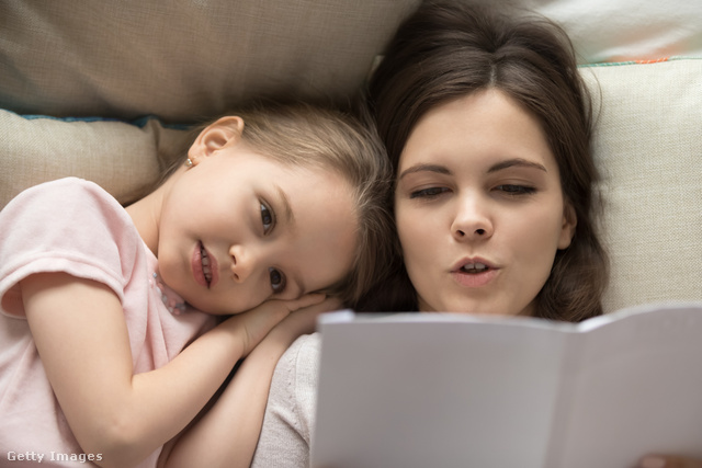 A gyerekeknek olvasott mese mind a szülőnek, mind a gyereknek segít a jobb alvásban