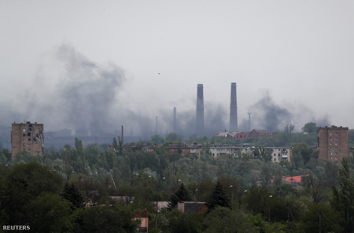 Füst száll a magasba a mariupoli Azovsztal acélmű területén egy orosz támadás során 2022. május 13-án