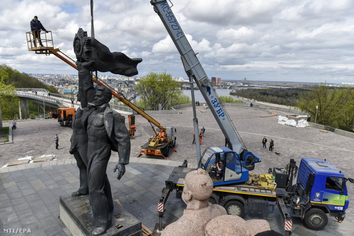 Munkások elmozdítják talapzatáról a Barátság Emlékművét Kijevben 2022. április 26-án