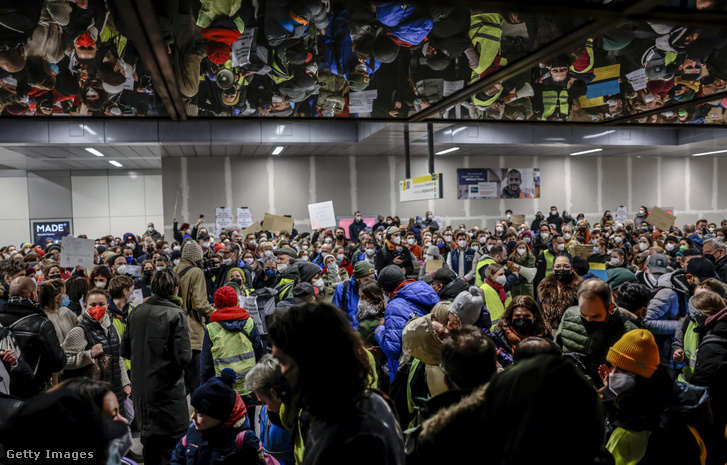 Ukrán menekültek a Hauptbahnhof főpályaudvaron 2022. március 2-án Berlinben, Németországban