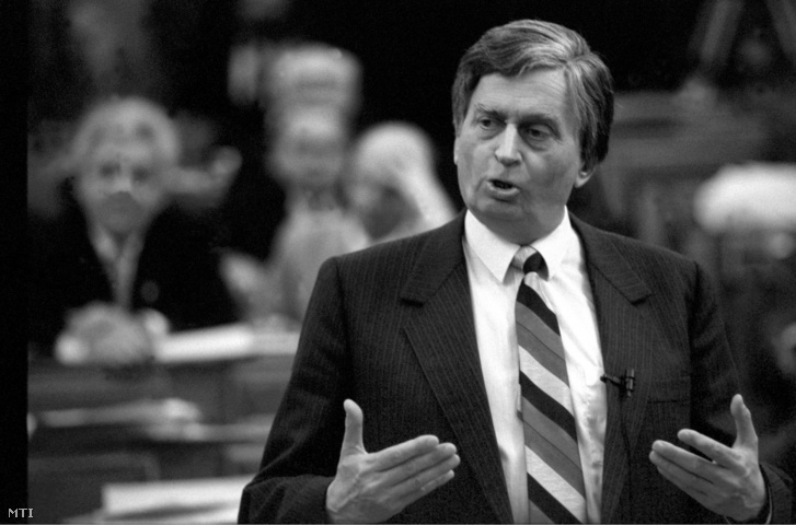 Antall József miniszterelnök felszólal az Országgyűlés ülésén 1990. december 18-án