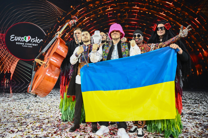 Az ukrán Kalush Orchestra tagjai ünnepelnek, miután a Stefanija című dalukkal megnyerték a 66. Eurovíziós Dalfesztivál döntőjét Torinóban 2022. május 14-én