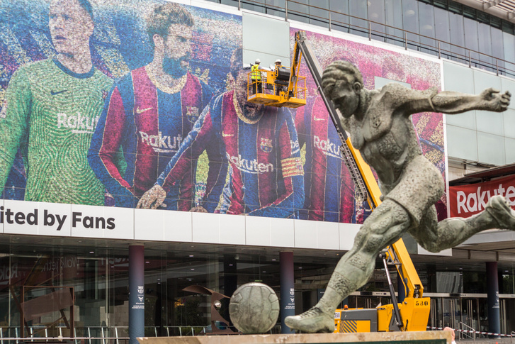 Életnagyságú szobra a Camp Nou előtt