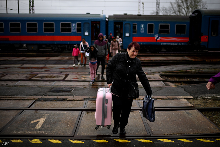 Ukrán menekültek érkeznek a záhonyi pályaudvarra 2022. április 9-én