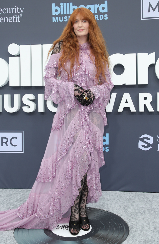 Ehhez képest a Florence and the Machine nevű angol indierock-zenekar énekesnője, Florence Welch sokkal visszafogottabb megjelenést mellett tette le a voksát.