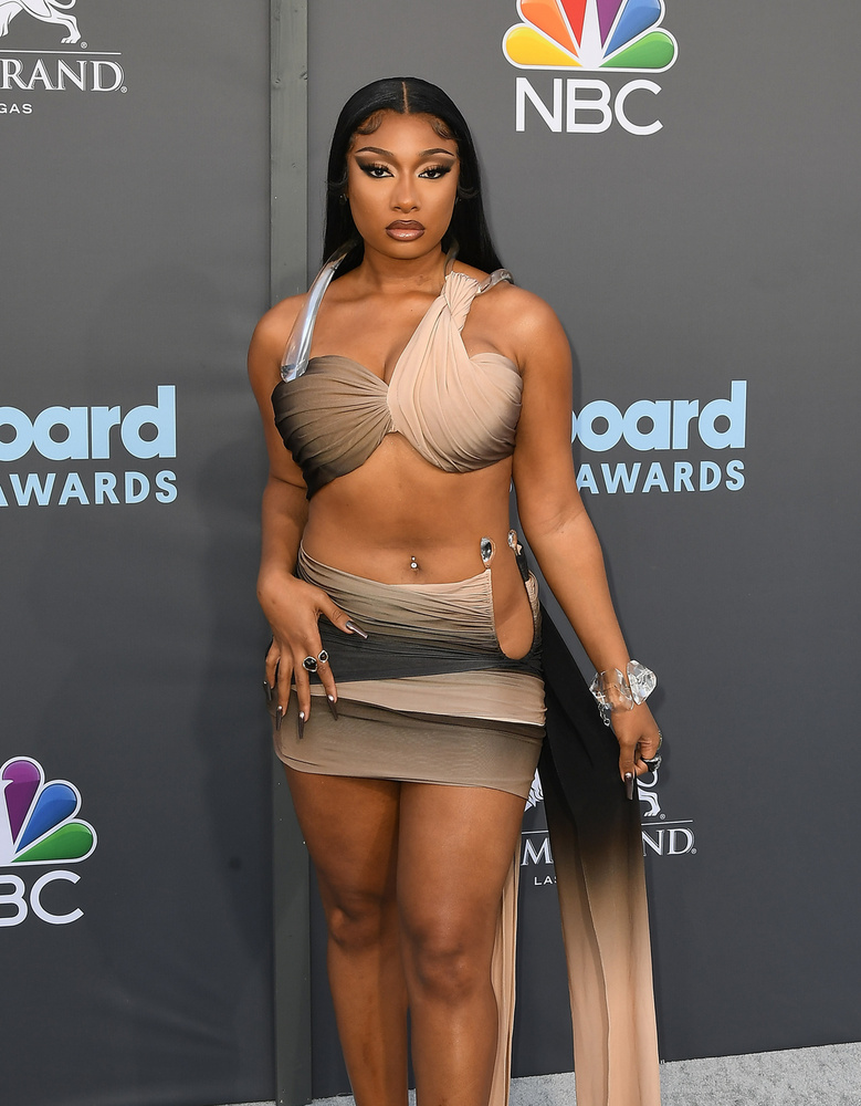 A háromszoros Grammy-díjas amerikai rapper, énekes és dalszerző, Megan Thee Stallion egy kétrészes szerelésben parádézott a fotósok előtt