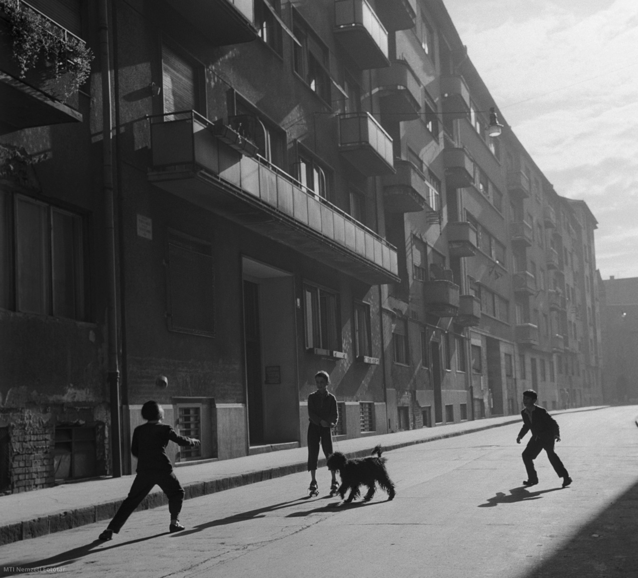 Budapest, 1960. november 2. Gyerekek labdáznak az őszi napsütésben a főváros egyik utcáján