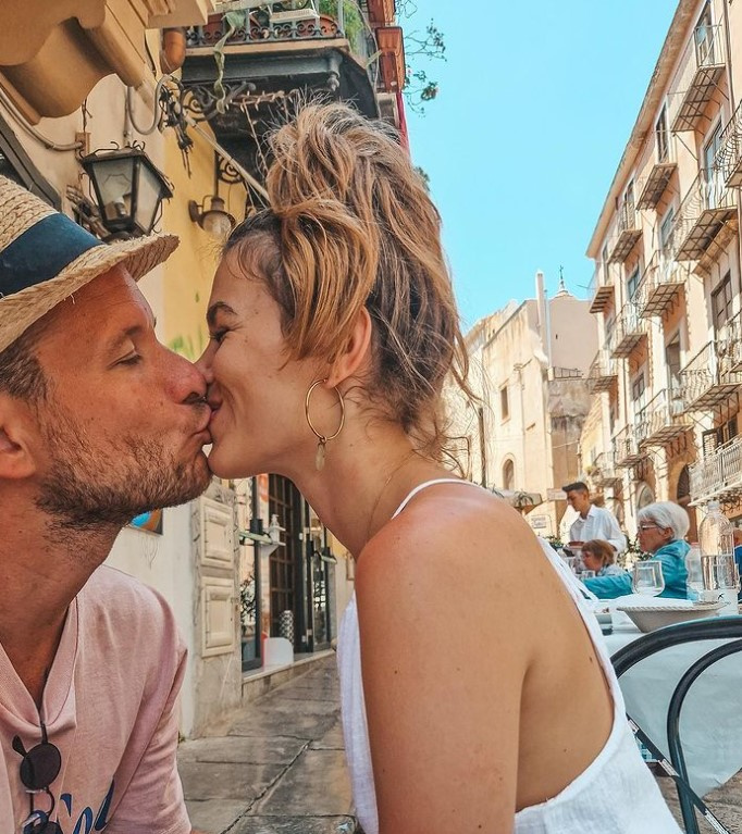 Csobot Adél és Istenes Bence Palermóban romantikáztak. A csókot váltós fotó egy nap alatt közel 40 ezer lájkot kapott.