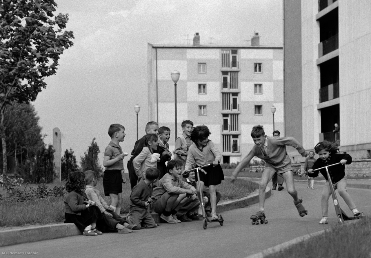 Dunaújváros, 1962. május 22. Rollerező és görkorcsolyázó gyerekek az egyik dunaújvárosi lakótelepen