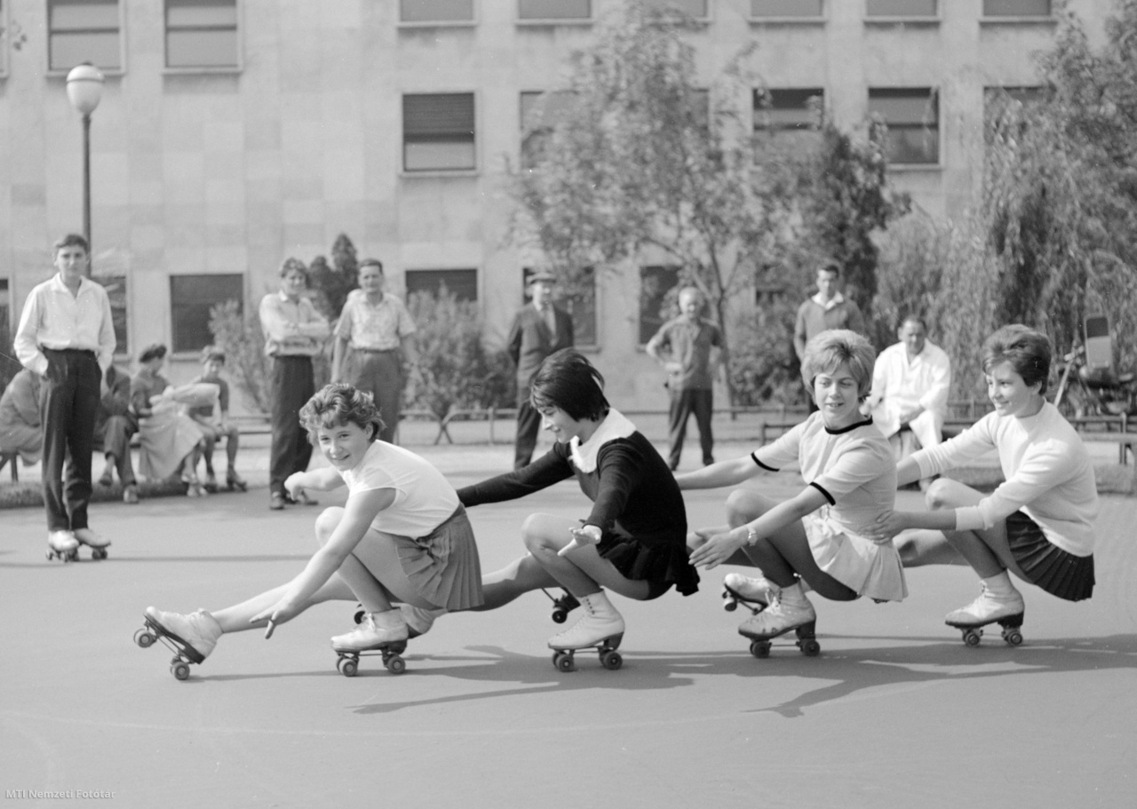 Budapest, 1963. szeptember 15. Almássy Zsuzsi, Farkas Margit, Csapó Szilvia és Szemerédi Erzsi görkorcsolya-bemutatója a Népstadion S. K.görkorcsolya versenyén, a Sportcsarnok melletti pályán