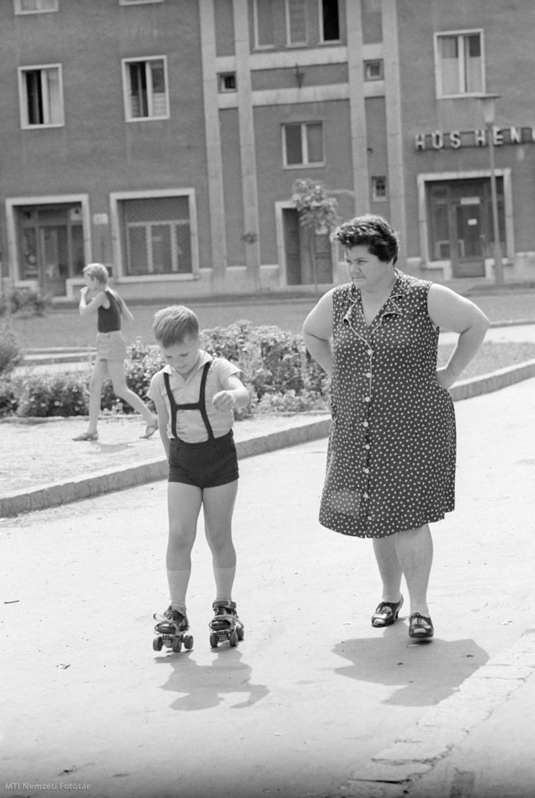 Miskolc, 1966. augusztus 26. Egy kisfiú görkorcsolyázni tanul Miskolc egyik új lakótelepén, a Selyemréten