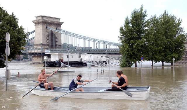 A 2002-es dunai árvíz. Budapestnél a Duna vízszintje meghaladta a 9 métert