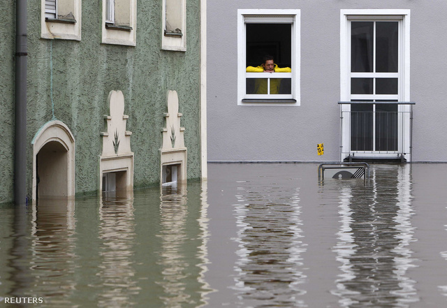 A parthoz közeli házak földszintjét már ellepte a víz Passauban