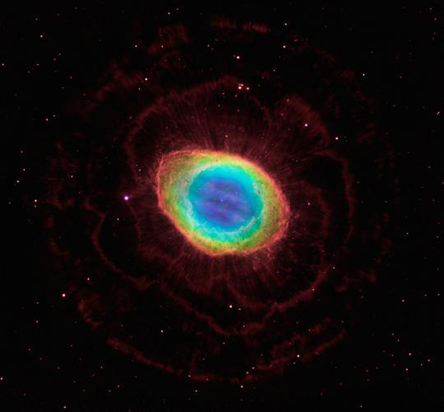 A Messier-katalógusban az 57-es sorszámot viselő, a Lant csillagképben megfigyelhető, mintegy 2 ezer fényévre található és körülbelül 1 fényév átmérőjű Gyűrűs-köd kompozit képe a Hubble űrtávcső látható tartománybeli és az LBT infravörös felvételei alapján.
