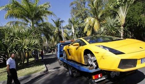Benzema és egy enyhén tört Lamborghini Gallardo, bár a másik oldalát nem látjuk