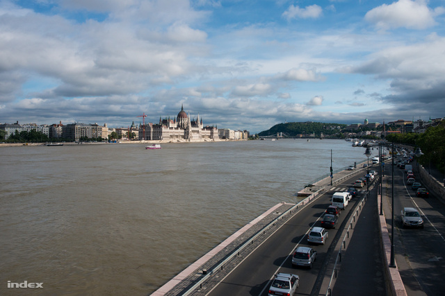A Duna vízszintje hétfő délután a rakpart pereméhez közelít