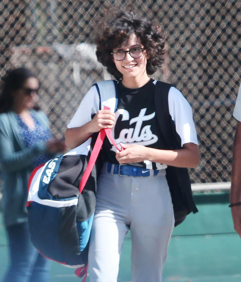 Ez a felvétel Emme-ről készült a baseballmeccsén. A lány úgy mosolyog, mint híres édesanyja.