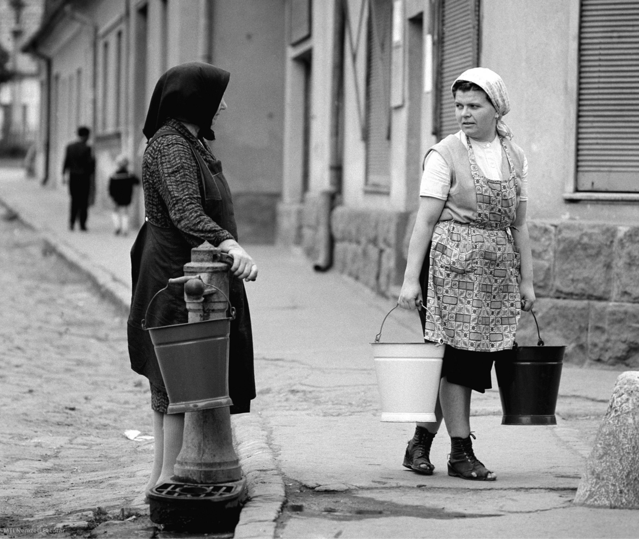 Pomáz, 1965. szeptember 27. Két helybeli asszony beszélget egy utcai kútnál Pomázon