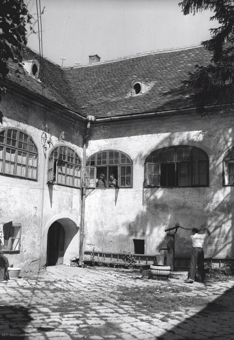 Kőszeg, 1956. július 28. Az 1269-ben épült Miska-ház udvara Kőszegen