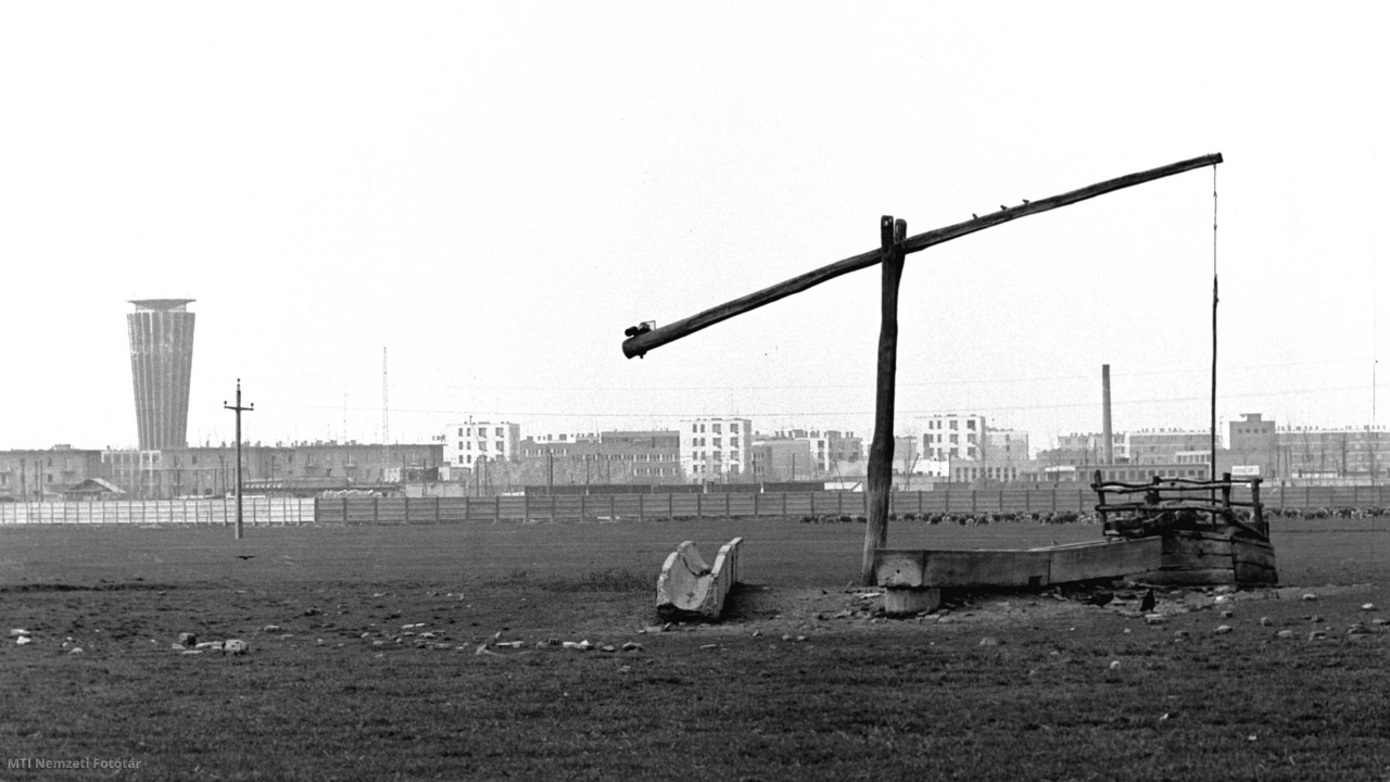 Leninváros, 1970. április 20. Tiszaszederkény (Leninváros) az óváros felől nézve: az előtérben egy gémes kút, a háttérben Leninváros egyik legismertebb létesítménye, a víztorony látható. Tiszaszederkény 1970. április 22-től a Leninváros nevet viseli, melyet Lenin születésének századik évfordulóján vett fel