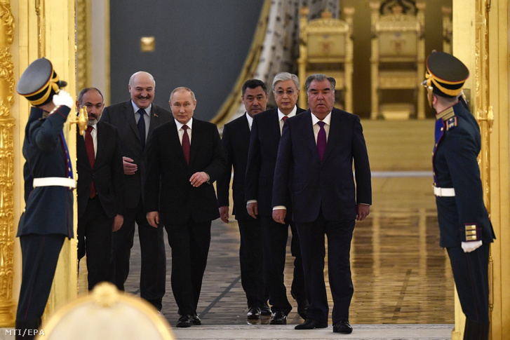 Nikol Pasinján örmény miniszterelnök, Aljakszandr Lukasenka fehérorosz, Vlagyimir Putyin orosz, Szadir Zsaparov kirgiz, Kaszim-Zsomart Tokajev kazah és Emomali Rakhmon tádzsik elnök  érkezik a Kollektív Biztonsági Szerződés Szervezetének (ODKB) moszkvai csúcstalálkozójára 2022. május 16-án