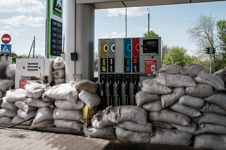 Homokzsákok egy benzinkútnál 2022. május 4-én Ukrajnában