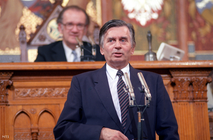 Antall József miniszterelnök leteszi az esküt Parlamentben 1990. május 23-án